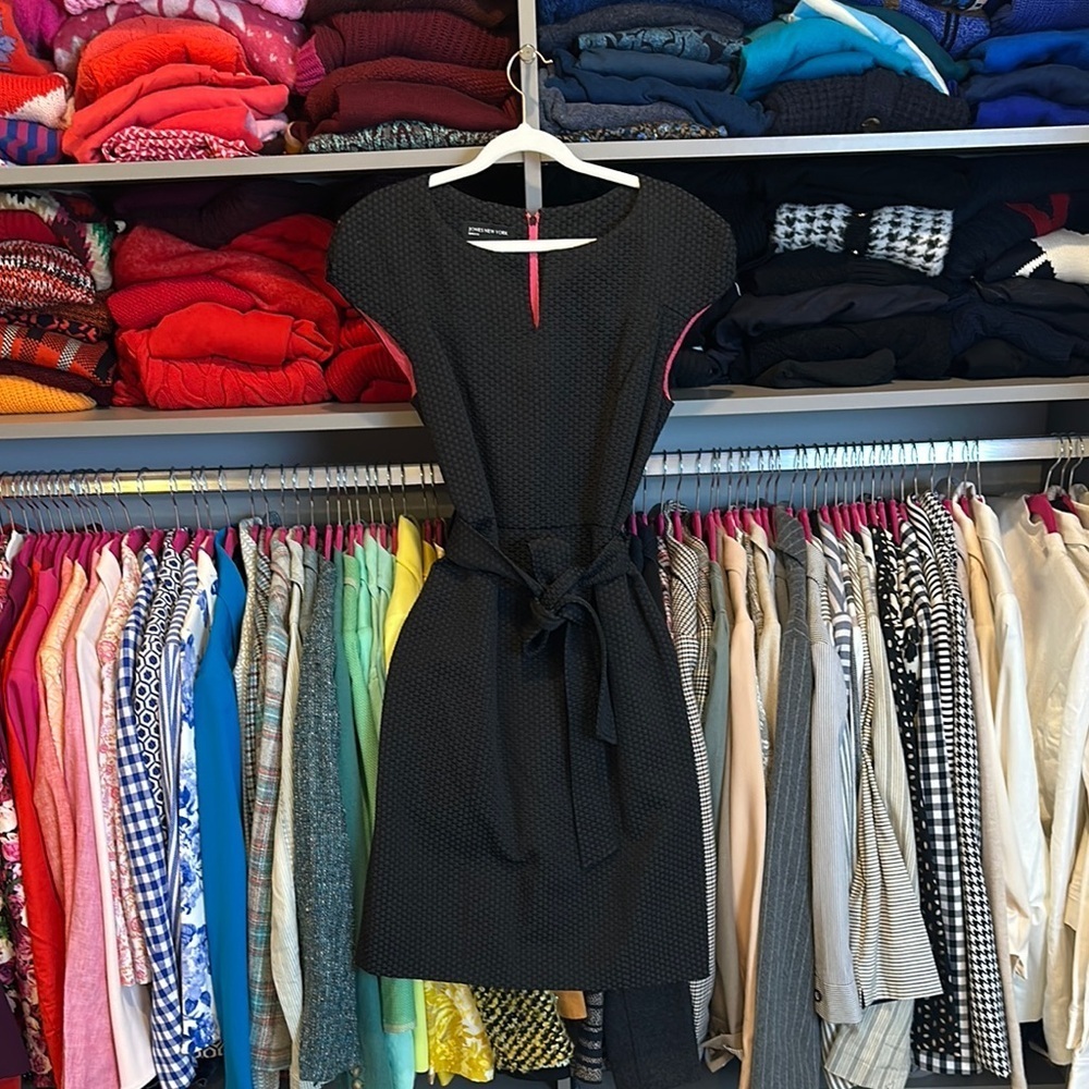 Jones New York black textured cap sleeve v neck tie front dress size 4